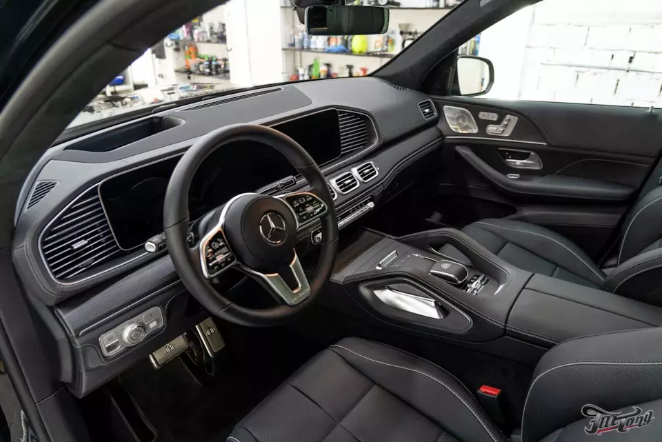 Mercedes GLS600 Maybach. Максимально расширенный пакет защиты кузова полиуретаном, а также салона керамикой.